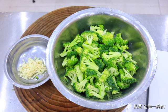大厨分享家常蒜蓉西兰花做法，西兰花这样做清脆少油，不破坏营养
