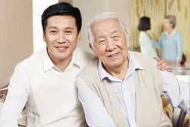 岳母手术30万，岳父上门要钱，女婿：200万拆迁款，你全给你儿子图片