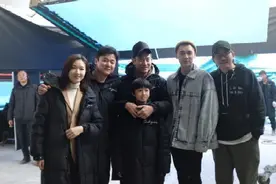 惊现迷弟！李易峰探班刘德华照片曝光，双手无处安放显乖巧紧张图片