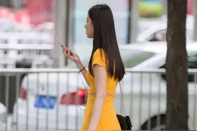 美女街拍：连衣裙小姐姐大步向前走，动感活力，爱了爱了图片