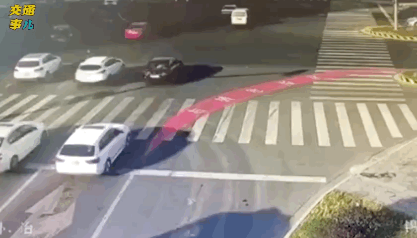 大罐车违法闯禁行，无视路面红色警示区域，在转弯时将电动车卷入车底，造成骑车人经抢救无效身亡。图片