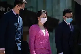 孟晚舟穿粉色Chanel优雅自信，为什么女精英都爱“权力套装”？图片