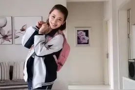 “最年轻妈妈”火了，穿上女儿校服毫无违和感，网友：校花归位了图片