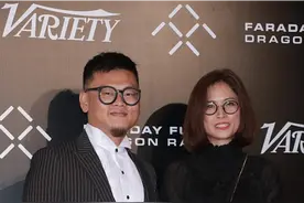 56的邵美琪瘦得有点脱相了，但气质不减，穿一身黑配波波头还挺美图片