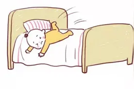 宝宝坠床后的黄金10秒，千万不能直接抱起，容易酿成大错图片