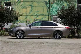 福特金牛座，起步有245马力，配14个音响，比雅阁豪华太多图片