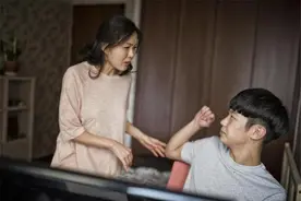 12岁男孩未“断奶”，砸电视拒绝妈妈分床睡，畸形母爱害惨孩子图片