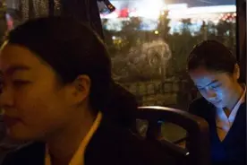 “妈妈，车上的人都没脖子！”儿子的话吓坏乘客，细看后发现蹊跷图片