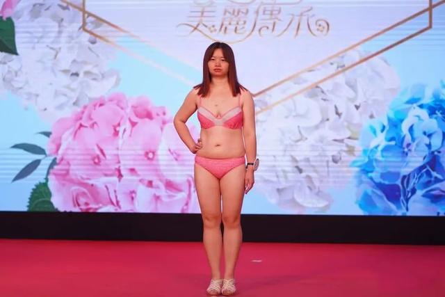 大学游泳课鸡皮肤