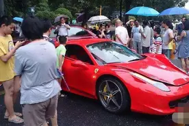 法拉利接送孩子上学，家长被指责炫富，老师：把你踢出群图片