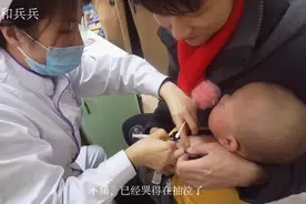 这个小宝宝为什么看见穿白色衣服的护士姐姐就哭得声嘶力竭的视频封面