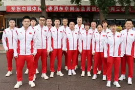 刘国梁带领国乒抵达东京！球员全副武装 日本小迷妹举横幅迎接马龙图片