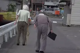 日本妻子患认知症！95岁的老丈夫为照顾她，人生第一次挑战做家务图片