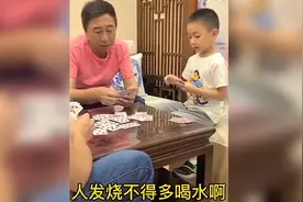 63岁冯巩与孙子斗地主，4岁孙子捧哏逗哏样样通，网友：接班爷爷视频封面