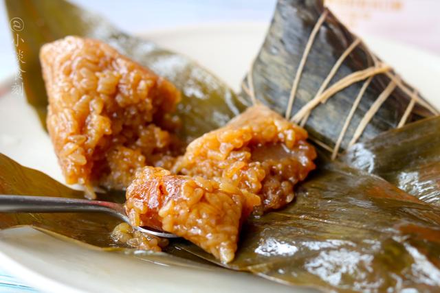 粽子是蒸好，还是煮好？方法错了，米硬还夹生，学会后做给家人吃