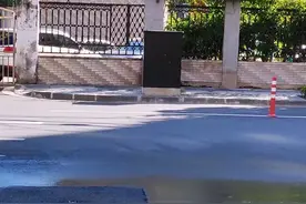 机动车道与人行道“接缝处”易积水 居民担忧安全隐患图片