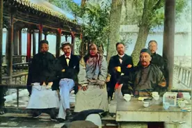 清末老照片:光脚游街的女犯一脸绝望，斜躺着的赛金花姿态撩人。图片