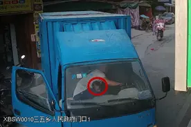 男子停车后没拔钥匙，3岁“熊孩子”开货车撞进手机店图片