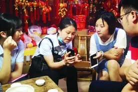 邮储银行城厢支行信贷客户经理指导客户操作“极速贷”图片