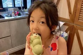 刘畊宏晒俩女儿，8岁小泡芙越长越标致，手上涂指甲油超精致图片