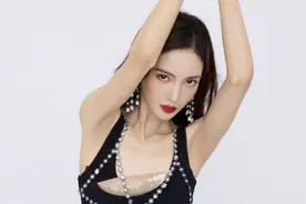 金晨晒侧躺全身照，看脸像80斤，镜头转向脚部：说男人脚我都信图片