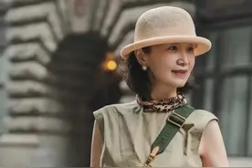 年近60岁却美得优雅，这位中老年妈妈的“气质”穿搭，真值得学图片
