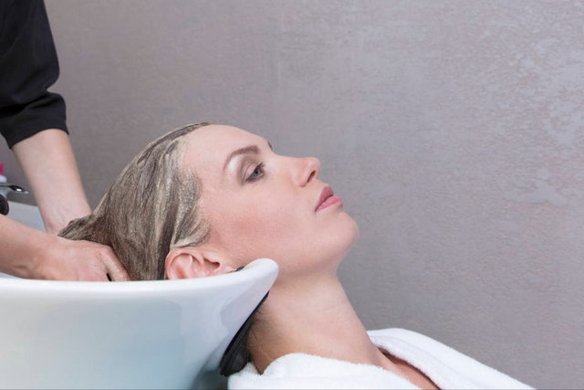 头发干燥用“发膜”还是“护发素”？两种都可以，但千万别用错了