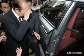 把一块千亿地皮输给赌场，何鸿燊为了安抚他，送他一张“包年卡”图片