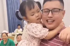 四川一萌娃吃饭认错爸爸抱着不放，还上演贴脸“歪头杀”，太可爱图片