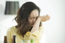 婆婆在我家住了2个月，走后邻居说了三件事，我哭了图片