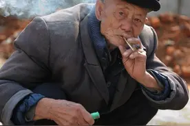 河南90岁大爷抽烟喝酒60年，爱吃肥肉和花生米，心态好从不生闷气图片