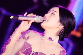 杨钰莹演唱会歌曲展播之成都《甜蜜蜜》，穿紫色蕾丝裙女人味十足视频封面