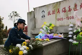 98年抗洪抢险，战士高建成牺牲后，女儿继承父亲遗志做起中国兵图片