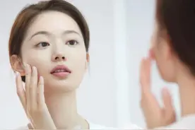 洗完脸就上粉底液？难怪卡纹还脱妆，3个步骤教你正确的上妆方式图片