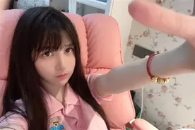 蔡萝莉街头大胆跳舞，挑战漫画白袜被盯上？同为顶流王小歪高情商图片