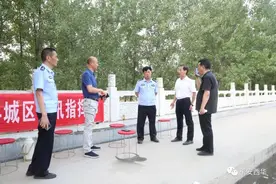 暴雨中的周口公安力量|西华公安迅速集结 紧急加固加高河堤图片