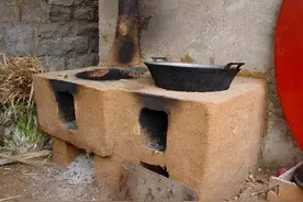 以前河南乡间灶火屋里的标配-土灶台，如今很少看到了图片