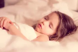 半夜把孩子叫醒尿尿，还是让孩子一觉睡到天亮，多数家长都做错了图片
