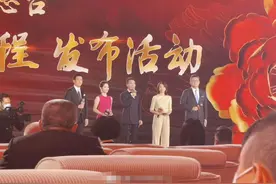 董卿罕见参加总台活动，46岁气质优雅，可c位却是康辉？图片