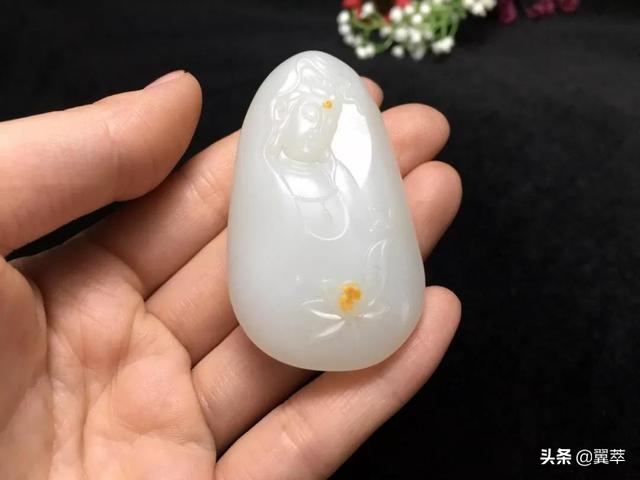 玉和翡翠哪个养人（翡翠和玉哪个养人翡翠和玉有什么区别）