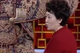 大妈带龙袍参加鉴宝，称乾隆穿过，专家鉴定后：您祖上是何人？图片