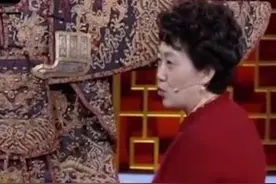大妈带龙袍参加鉴宝，称乾隆穿过，专家鉴定后：您祖上是何人？图片