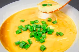 蒸鸡蛋羹有窍门，放凉水还是温水，如何蒸滑嫩无蜂窝，技巧就在这