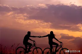 心理学：女性吊着一个人，持续暧昧关系的心理是什么？图片