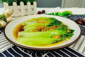 生菜焯水就发黑？大厨分享一个技巧，生菜的颜色翠绿，口感好图片