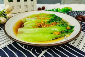 生菜焯水就发黑？大厨分享一个技巧，生菜的颜色翠绿，口感好图片
