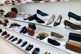 “鞋王”达芙妮退出实体零售！很多哈尔滨人都穿过，专柜暂无撤柜消息图片