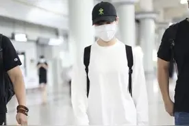 李宇春为皮裤“正名”，皮裤也能穿出休闲范，配上卫衣休闲百搭图片