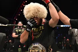 三角锁降服平头哥，小鹰29战全胜！赛后跪地痛哭宣布退役图片