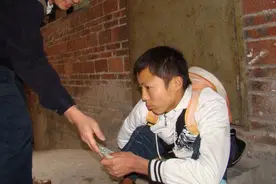 12年前汶川地震，那个为灾区捐185元的河南乞丐，现在生活怎样？图片